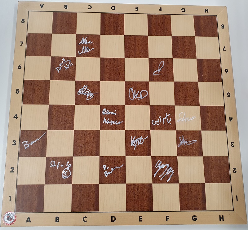 Schachbrett mit Unterschriften