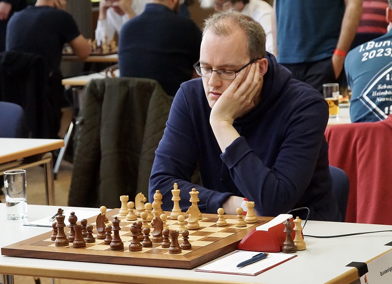 Moritz schaut nachdenklich aufs Brett