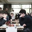 Ein Blick von einer Seite des Spielsaals mit Spielern und Zuschauern