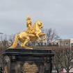 Goldene Statue