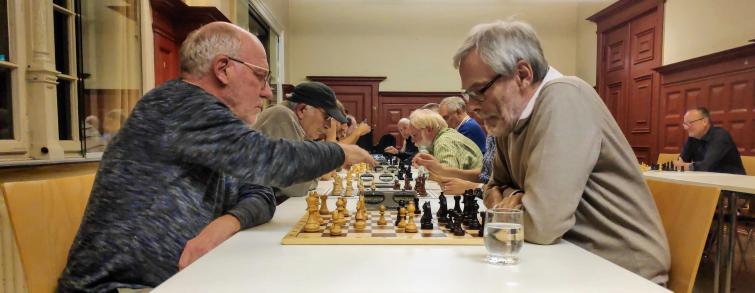 Christoph spielt gegen Jürgen beim Schnellschach.