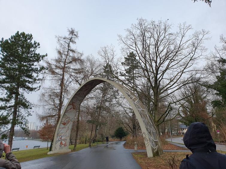 Ein Torbogen über einer Straße
