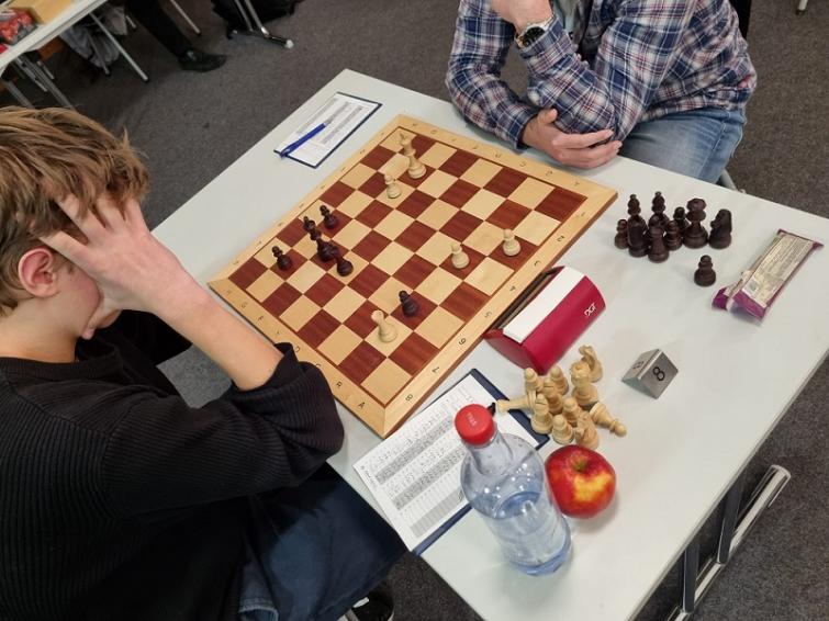 Jan denkt konzentriert über das Turmendspiel nach