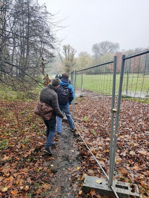 Ein Spieler tritt vorsichtig über den Matsch hinweg