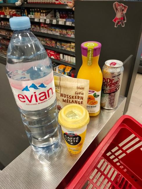 Wasser, Saft, DrPepper, Nüsse, Kaffe im Supermarkt