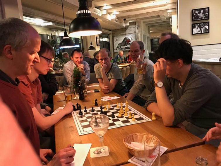 Die Spieler beim Essen und Schach