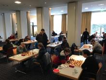 Übersicht über den Spielsaal mit Spielern aller Mannschaften im Bild