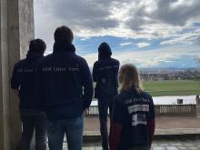 4 Spieler schauen über Dresden