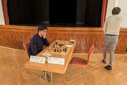 Anthony (sitzend) gegen Tomczak (stehend)