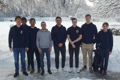 Die Mannschaft draußen im Schnee