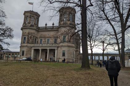 Schachspieler auf dem Weg zu einem Schloss